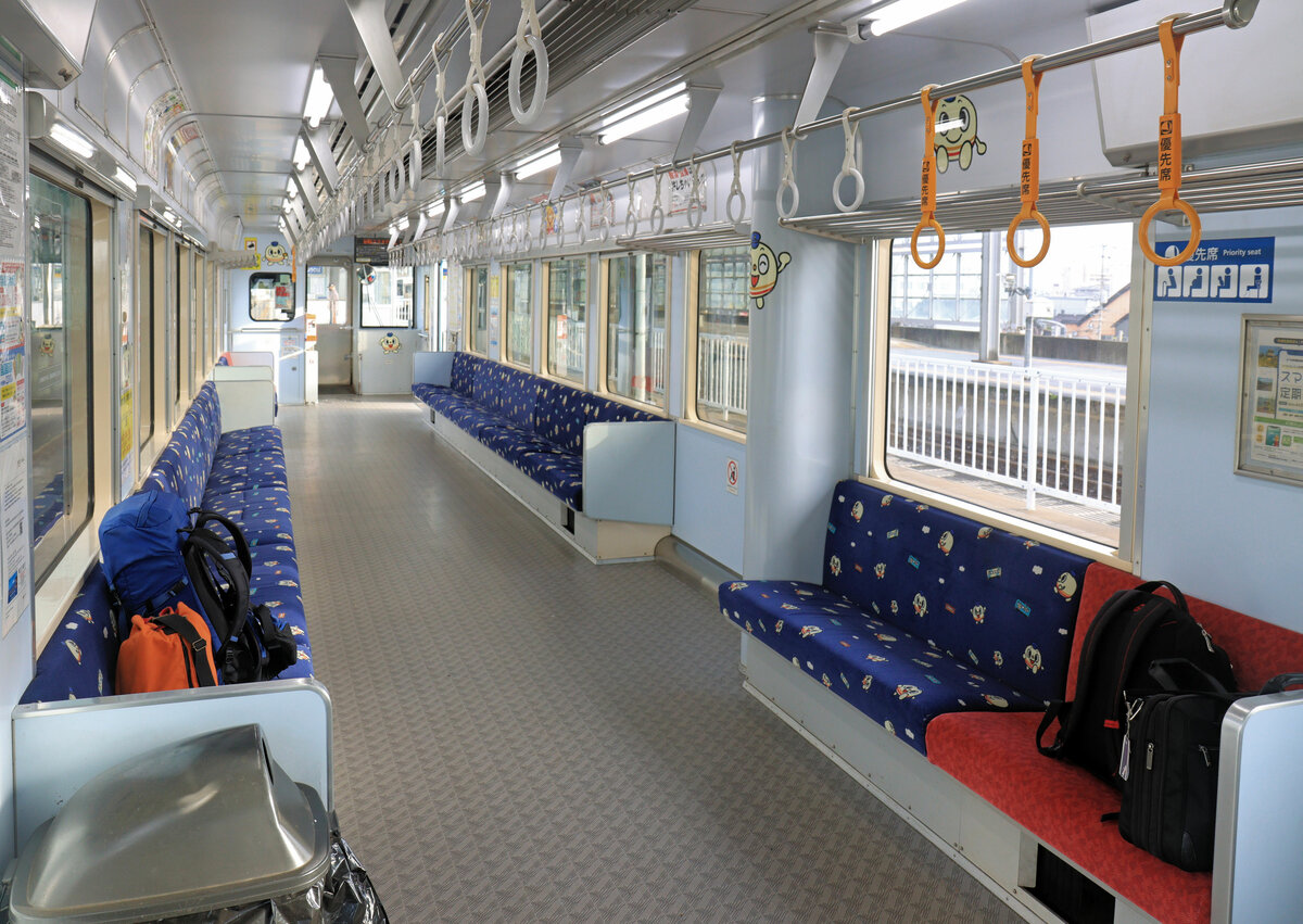 Heisei Chikuhô Bahn: Der Innenraum des Wagens 408 am 16.April 2023. 