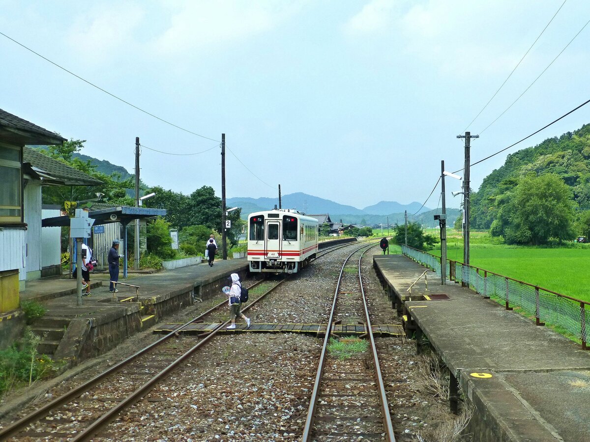 Heisei Chikuhô Bahn, Wagen 412 in der Kreuzungsstation Sakiyama, 25.Juli 2013 