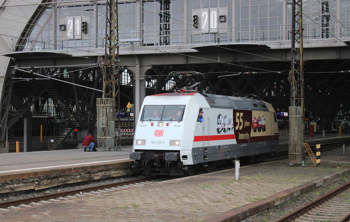 Hei� begehrt waren die F�hrerstandsmitfahrten auf der DB 101 110-5  55 Jahre InterCity  zum Tag der Schiene in Leipzig Hbf. Dazu wurde mit 2 besetzten F�hrerst�nden bis weit raus aufs Gleisvorfeld und zur�ck gefahren.