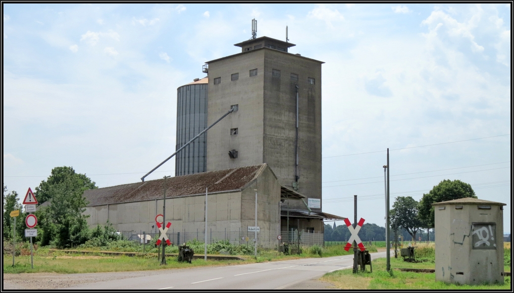 Heiß war es am 05 Juli 2015 auch in der Zylpischer Börde. Schon von weitem fiel mir dieses alte Lagerhaus ins Auge,also hingefahren und als Motiv auf Speicherkarte gebannt. Hier in Bubenheim verläuft die Bördebahn von Euskirchen nach Düren und wird an den Wochenenden sowie Feiertags von der Rurtalbahn im 180min Takt bedient.Ansonsten verkehrt hier sporadisch Güterverkehr.