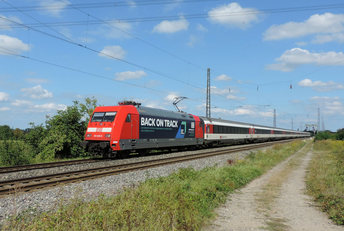 Heitersheim - 17. September 2021 : 101 068 Back on Track Werbelok mit dem EC 7 ven Essen nach Interlaken Ost.