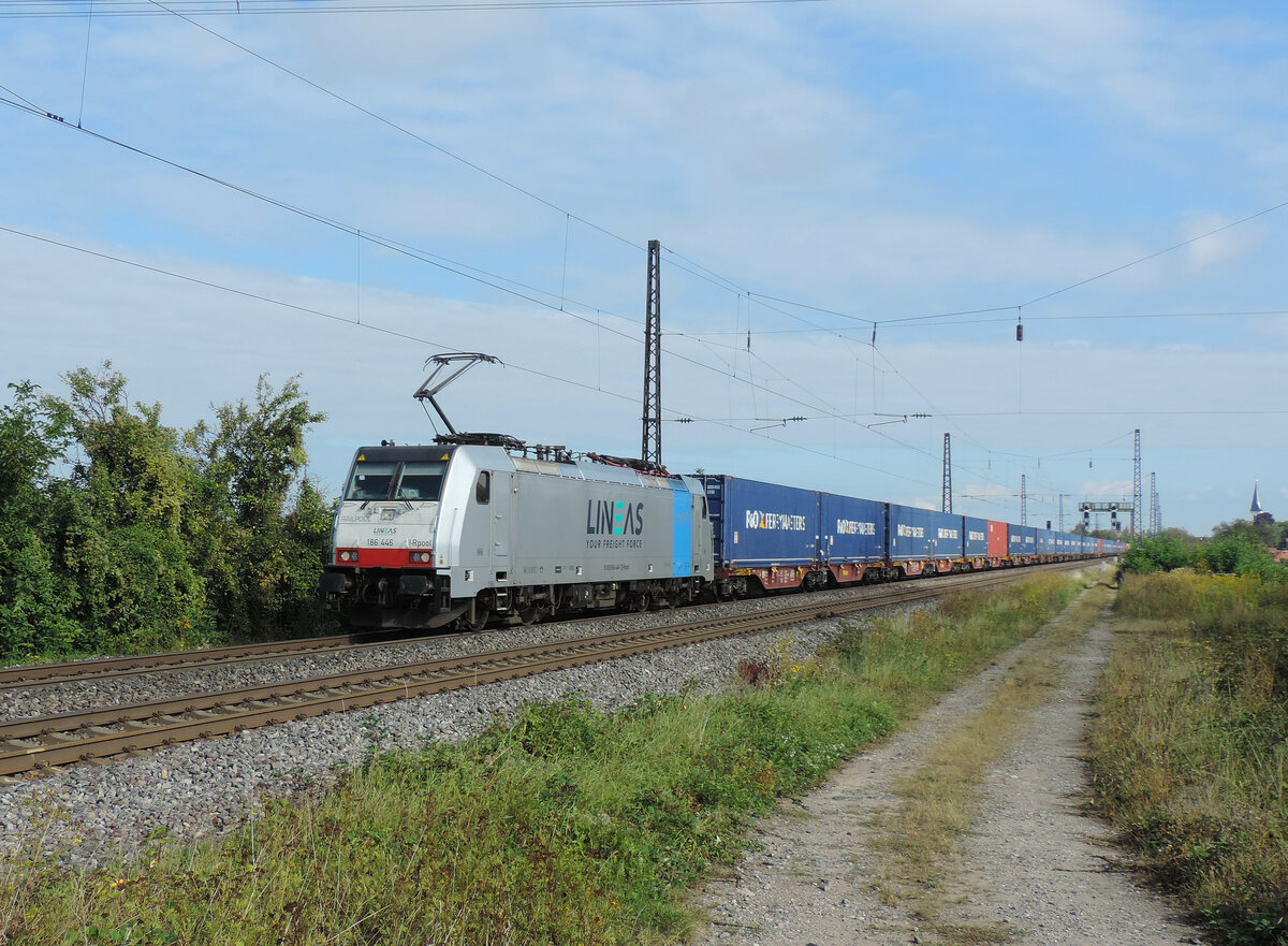 Heitersheim - 17. September 2021 : Railpool/Lineas Lok 186 446 mit einem KLV.