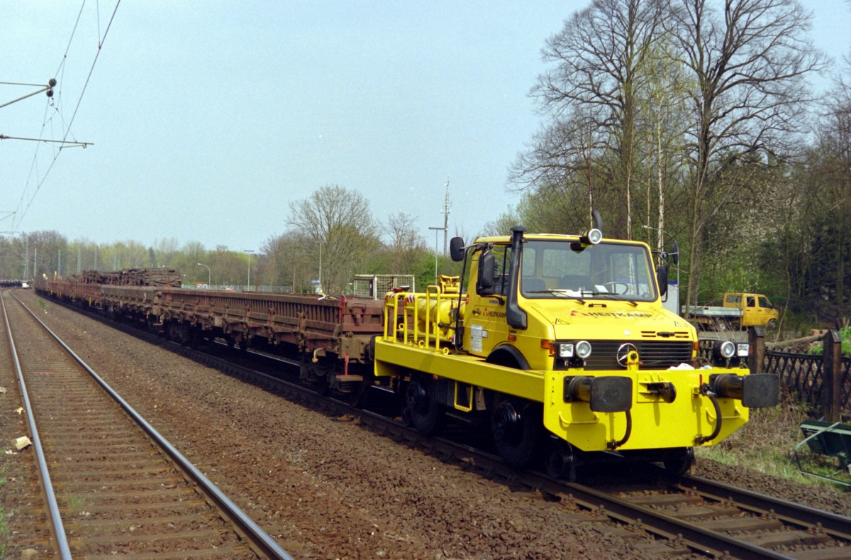  Heitkamp -Zweiwege-Unimog mit Bauzug (Streckensanierung Hamburg-Harburg–Buchholz [Nordheide]) am 17.04.2004 in Hittfeld