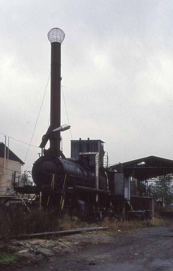 Heizlok in Luby u Klatovy. Beim Vorbeifahren sah ich diese Heizlok am Bahnhof  Luby u Klatovy am 17.10.1993.
Es dürfte sich um eine ex Baureihe 556 handeln. Trotz damals starkem Regen war mir
das Motiv ein Bild wert. Wie ich bei Google Maps feststellen konnte, ist heute von der Heizlok vor Ort nichts mehr zu sehen.