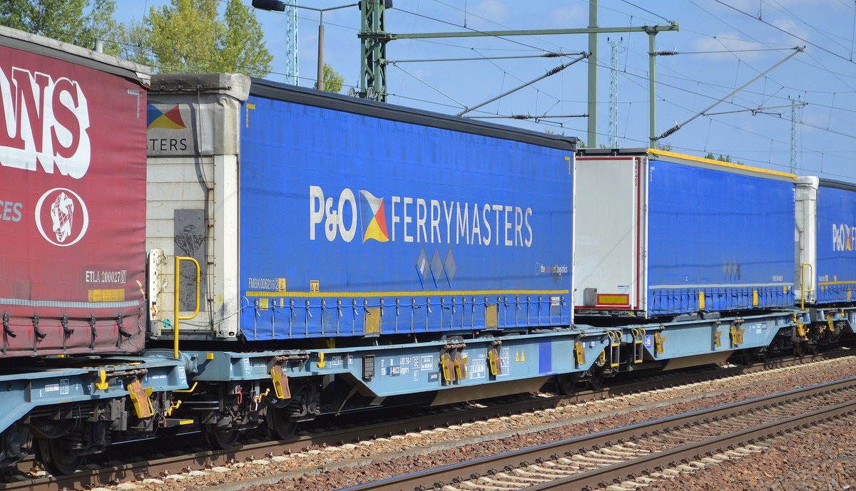 Hellblauer Gelenk-Taschenwagen vom Einsteller WASCOSA AG mit der Nr. 37 TEN 80 D-WASCO 4993 750-1 (GE) Sdggmrs in einem Taschwagenzug am 04.09.19 Bf. Flughafen Berlin Schönefeld.