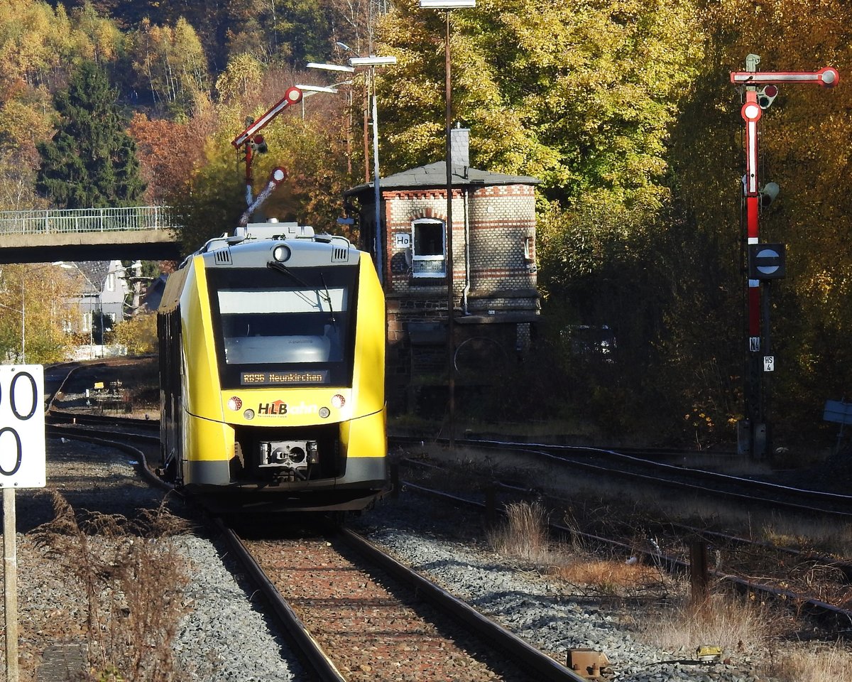 HELLERTAL-BAHNROMANTIK IN HERDORF MIT HLB-LINT RB96
Herbstliche Bahnromantik auf der Hellertalbahn in HERDORF-das Flügelsignal
vor dem alten Stellwerk gibt freie Fahrt für LINT-RB96 nach NEUNKIRCHEN..am 10.11.19