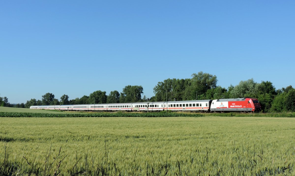 Helmsheim - 24. Juni 2020 : 101 076 Werbelok  Mein Cewe Fotobuch  am IC 2296 Stuttgart - Frankfurt/Main.