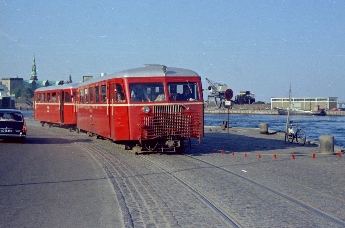 Helsingør-Hornbæk-Gilleleje-Banen (HHGB): Am 2. Juni 1968 nähert sich ein Zug bestehend aus einem Schienenbustriebwagen des Typs Sm und einem Beiwagen des Typs Sp in der Havnegade (:  Hafenstraße ) der Endstation in Helsingør. - Scan von einem Farbnegativ. Film: Kodacolor X.