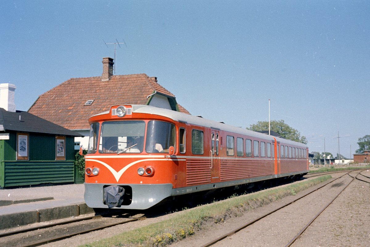 Helsingør-Hornbæk-Gilleleje-Banen (HHGB): Am 26. Mai 1970 erhielt die HHGB zwei neue Dieseltriebzüge (Ym 51 + Ys 91 und Ym 52 + Ys 92), die von der Waggonfabrik Uerdingen hergestellt worden waren. Das Foto zeigt den Zug, der aus dem Ym 51 + dem Ys 91 bestand, im Bahnhof Ålsgårde am 14. Juni 1970. Der Zug fährt in Richtung Gilleleje. - Der Triebwagen Ym 51 wurde 1997 nach einem Zusammenstoß mit einem anderen Triebzug ausgemustert. Bei diesem Unglück gab es leider zwei Todesopfer. - Scan von einem Farbnegativ. Film: Kodacolor X.