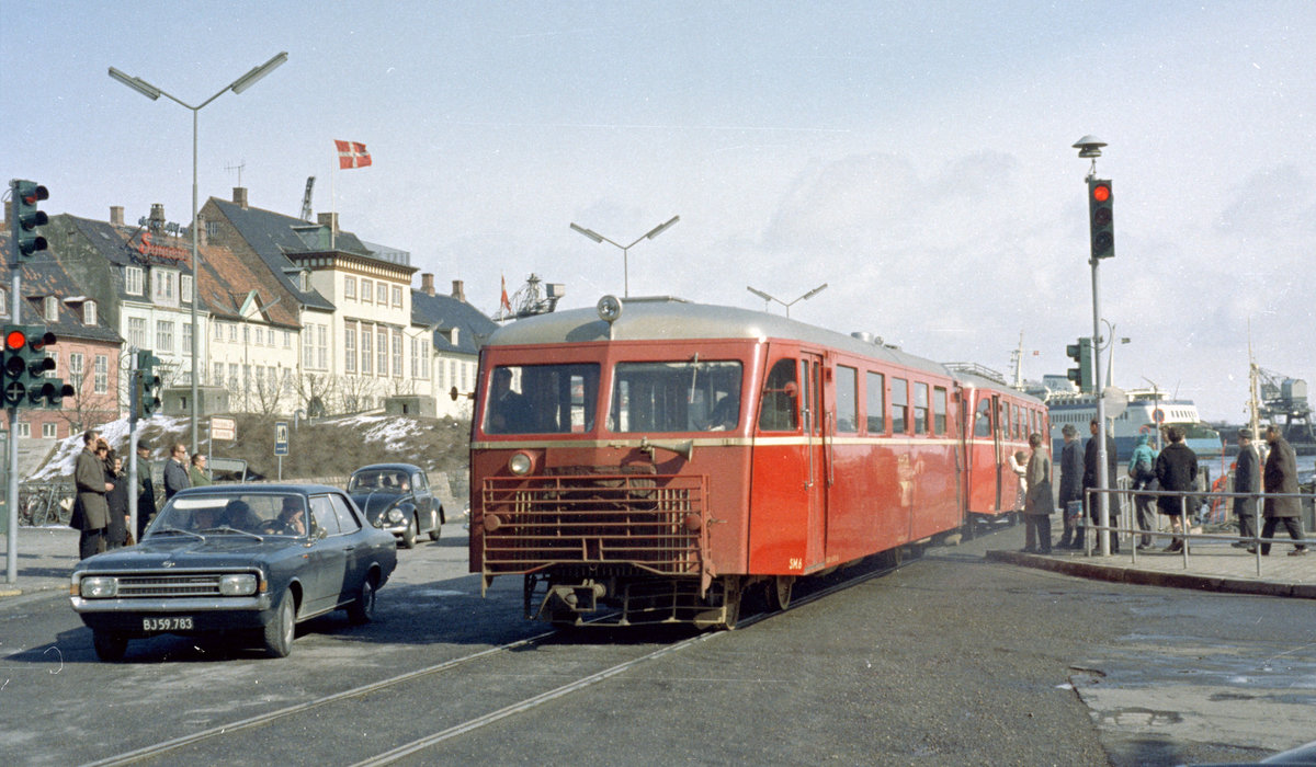 Helsingør-Hornbæk-Gilleleje-Banen (HHGB) am 29. März 1970: Ein HHGB-Zug (bestehend aus dem Triebwagen Sm 6 und noch einem Sm) kurz vor der damaligen Endstation in Helsingør. - Scan von einem Farbnegativ. Film: Kodacolor X. 