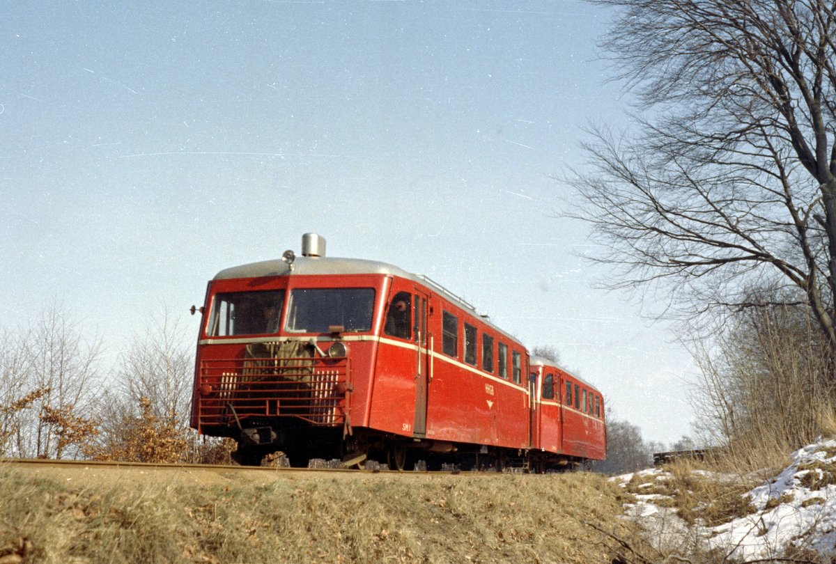 Helsingør-Hornbæk-Gilleleje-Banen (HHGB): Am 29. März 1970 befindet sich ein Zug bestehend aus dem Triebwagen Sm 1 und noch einem Sm in der Nähe von Højstrup auf der Strecke zwischen Helsingør und Hellebæk.