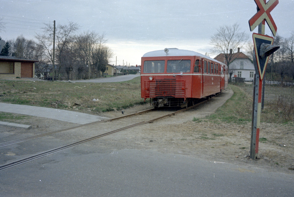 Helsingør-Hornbæk-Gilleleje-Banen (HHGB) im April 1968: Ein Zug (Sm + Sp) hat gerade den Bahnhof Ålsgårde in Richtung Helsingør verlassen. - Man ahnt das weiße Bahnhofsgebäude im Hintergrund. - Auf dieser Bahnstrecke fahren heute moderne Dieseltriebzüge (LINT 41) der Lokalbanen. - Scan von einem Farbnegativ. Film: Kodacolor X.