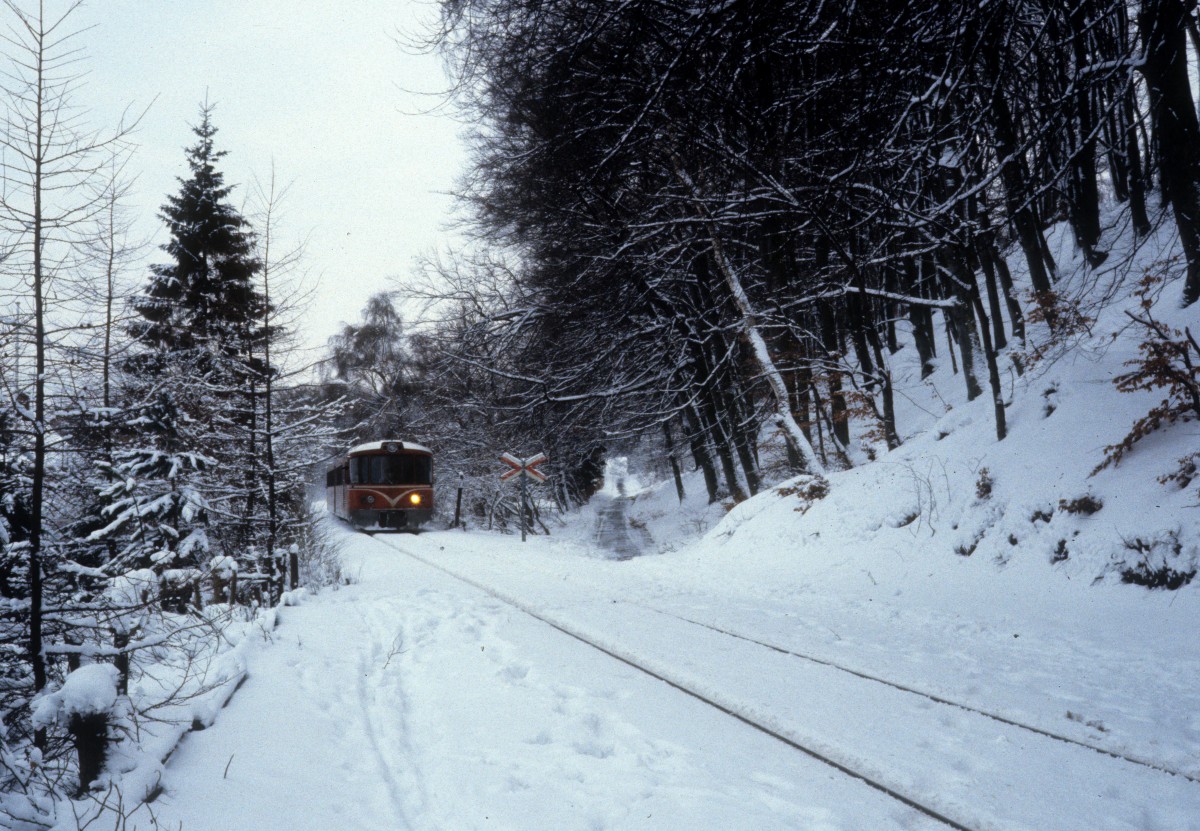 Helsingør-Hornbæk-Gilleleje-Banen (HHGB): Ein Triebzug bestehend aus einem Triebwagen (Ym) und einem Steuerwagen (Ys) nähert sich am 25. Dezember 1981 dem ursprünglichen Haltepunkt Højstrup. - Heute bedienen Triebzüge des Typs LINT 41 des Bahnunternehmens Lokalbanen die Bahnstrecke zwischen Helsingør und Gilleleje.