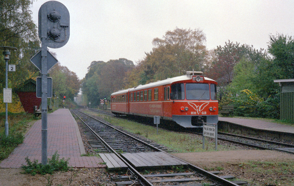 Helsingør-Hornbæk-Gilleleje-Banen (HHGB, Hornbækbanen) Ym + Ys Hp. Saunte am 20. Oktober 2000. - Der Zug fährt Richtung Helsingør. - Scan eines Farbnegativs. Film: AGFA HDC 200-plus. Kamera: Minolta XG-1.