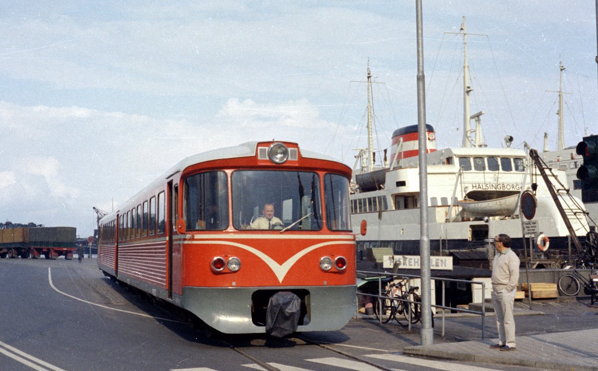 Helsingør-Hornbæk-Gilleleje-Banen (HHGB): Kommend aus Gilleleje nähert sich am 18. August 1970 ein Triebzug bestehend aus einem Steuerwagen Ys und einem Triebwagen Ym - die beiden wurden 1970 von der Waggonfabrik Uerdingen hergestellt - der Endstation in Helsingør. - Scan von einen Farbnegativ. Film: Kodacolor X.