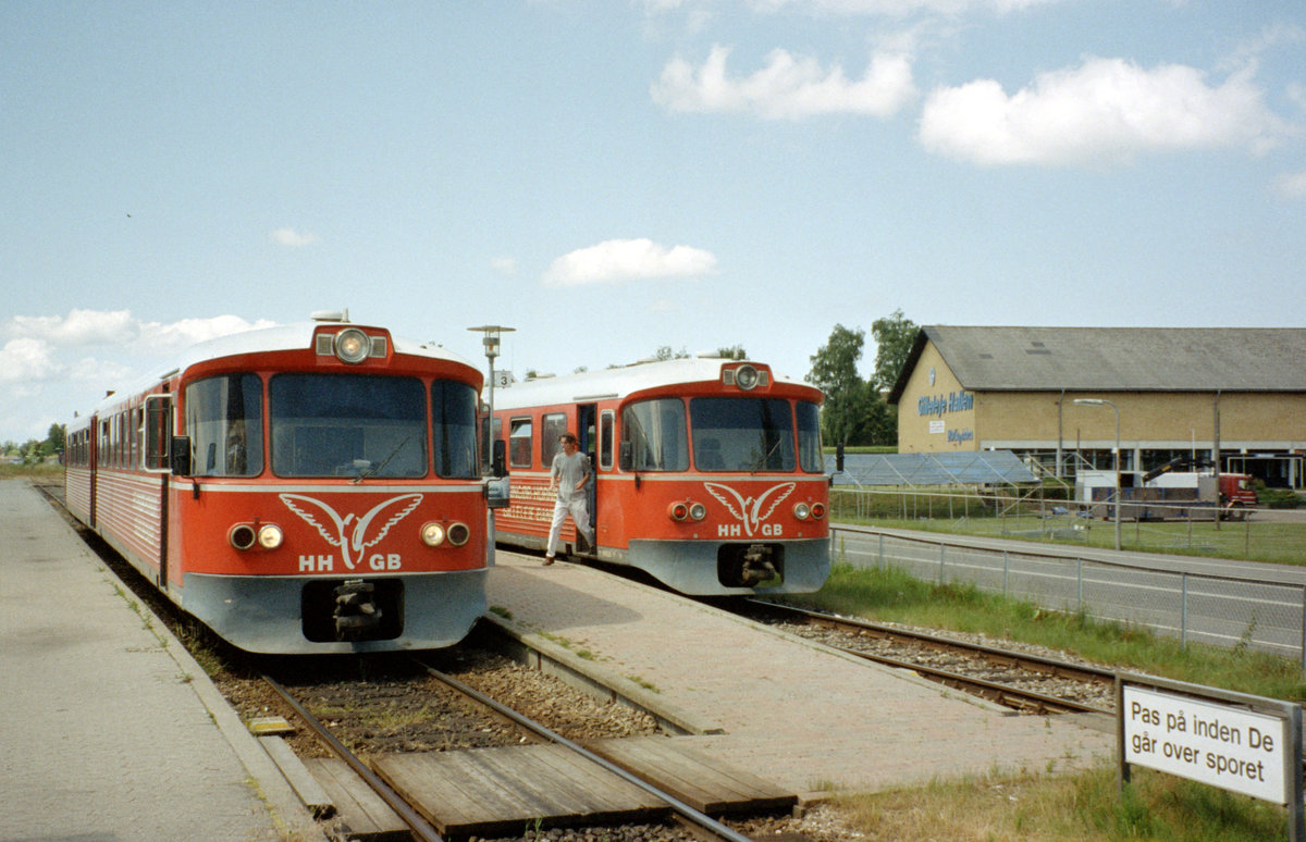 Helsingør-Hornbæk-Gilleleje-Banen (Hornbækbanen, HHGB): Zwei Dieseltriebzüge des Typs  Y-tog , je bestehend aus einem Triebwagen (Ym) und einem Steuerwagen (Ys), befinden sich am 30. Juni 2006 im Endbahnhof Gilleleje. - Scan eines Farbnegativs. Film: Agfa XRG 200-N. Kamera: Leica C2.