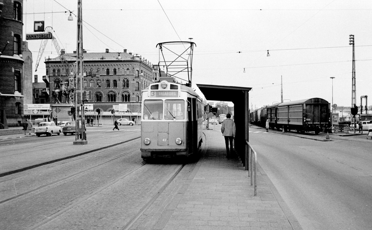 Helsingborg Hälsingborgs Stads Spårväger (HSS) SL 3 (Tw-Typ F1 43, ASEA 1948) Drottninggatan / Rådhuset (Rathaus) / Stortorget am 26. August 1967. - Scan von eienem S/W-Negativ. Film: Ilford FP 3. Kamera: Konica EE-matic.
