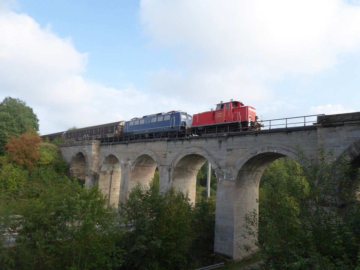 Henkelzug mit 362 848-4 u. 110 262-0 (139 262-0) am 03.09.2018 auf dem Weg nach Wassertrüdingen. Viadkukt bei Unterwurmbach.