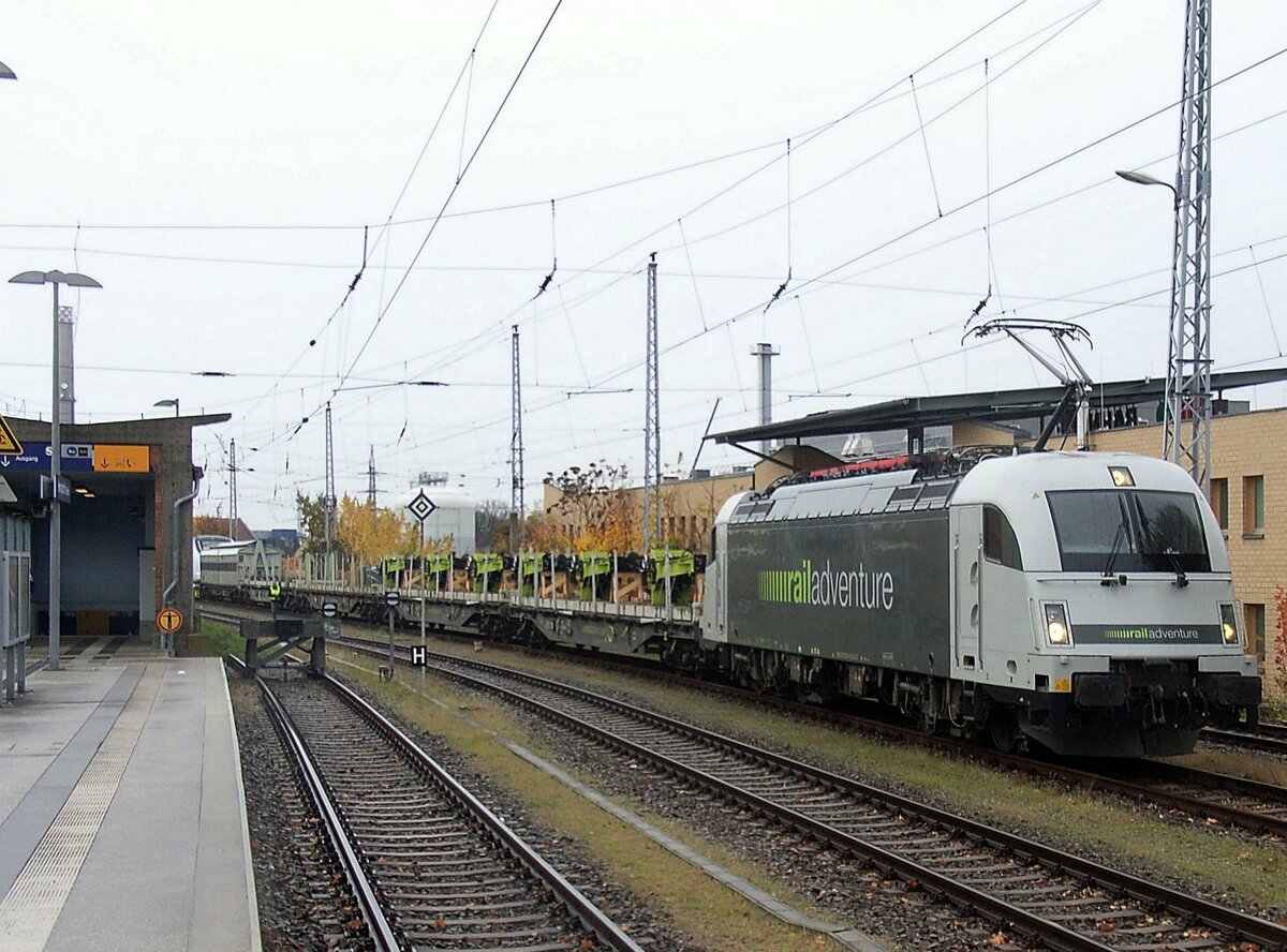 Hennigsdorf b. Berlin 1.11.2021. Taurus 183 500-8 von RAIL-ADVENTURE hat sich vor den Zug gesetzt, der einen neu gebauten Elektrotriebzug für Schweden ins Wiener Klimalabor bringen soll.
