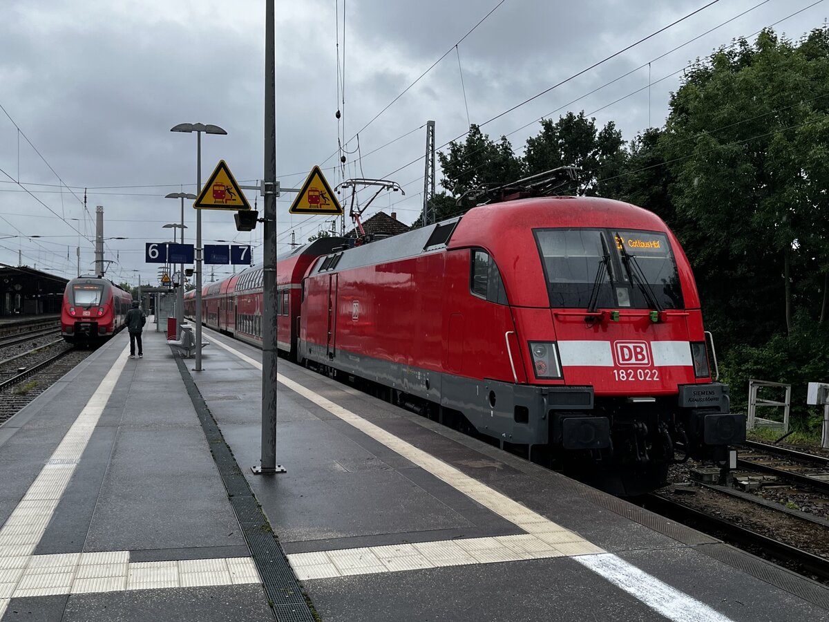 Hennigsdorf b. Berlin 5.8.2025. Wegen der Baustellen auf der Strecke Berlin-Hamburg wurde Juli 2025 der RE 2 von Cottbus nach Wismar planmäßig nach Hennigsdorf umgeleitet. Das soll noch vsstö. bis Februar 2026 gehen. So kommen erstmalig seit vielen Jahren wieder lok-bespannte Doppelstockzüge hierher.Am 5.8.25 stand 180 022 am Regio-Bahnsteig abfahrbereit nach Cottbus. Auf dem Nebengleis war Telent 442 630 als RB20 von Brkenwerder eingetroffen.