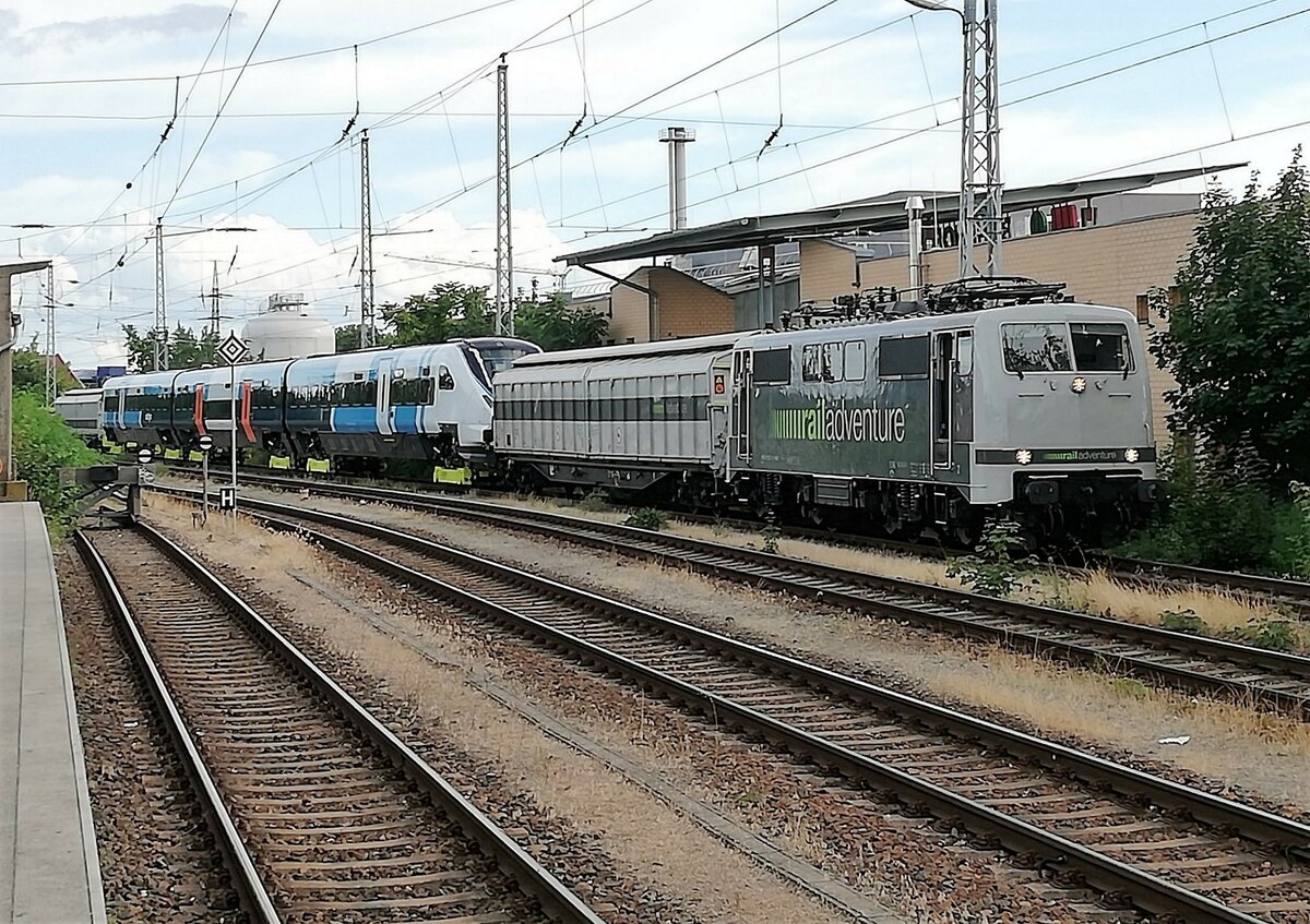 Hennigsdorf b. Berlin 8.8.2021. Lok 111 222-6 steht mit dem Zug abfahrbereit.