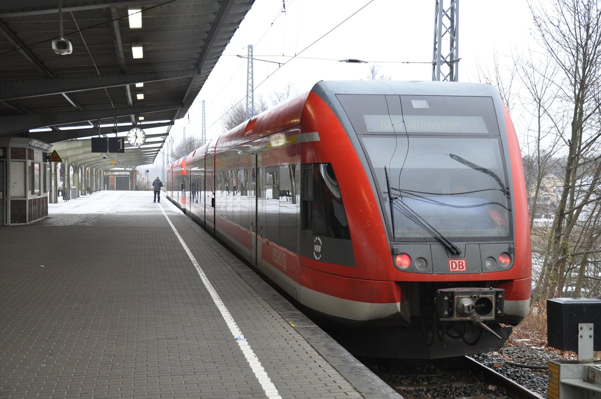 HENNIGSDORF (Landkreis Oberhavel), 28.11.2015, RE-6 nach Wittenberge im Bahnhof Hennigsdorf b. Berlin