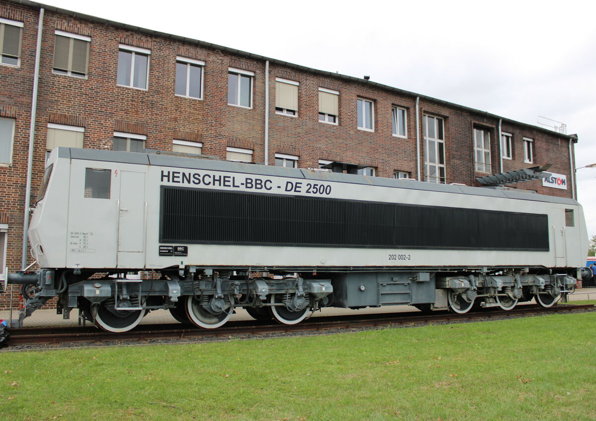 Henschel 202 002-2 als Denkmallok, am 01.07.2023 beim Tag der offenen Tür bei Alstom in Kassel.