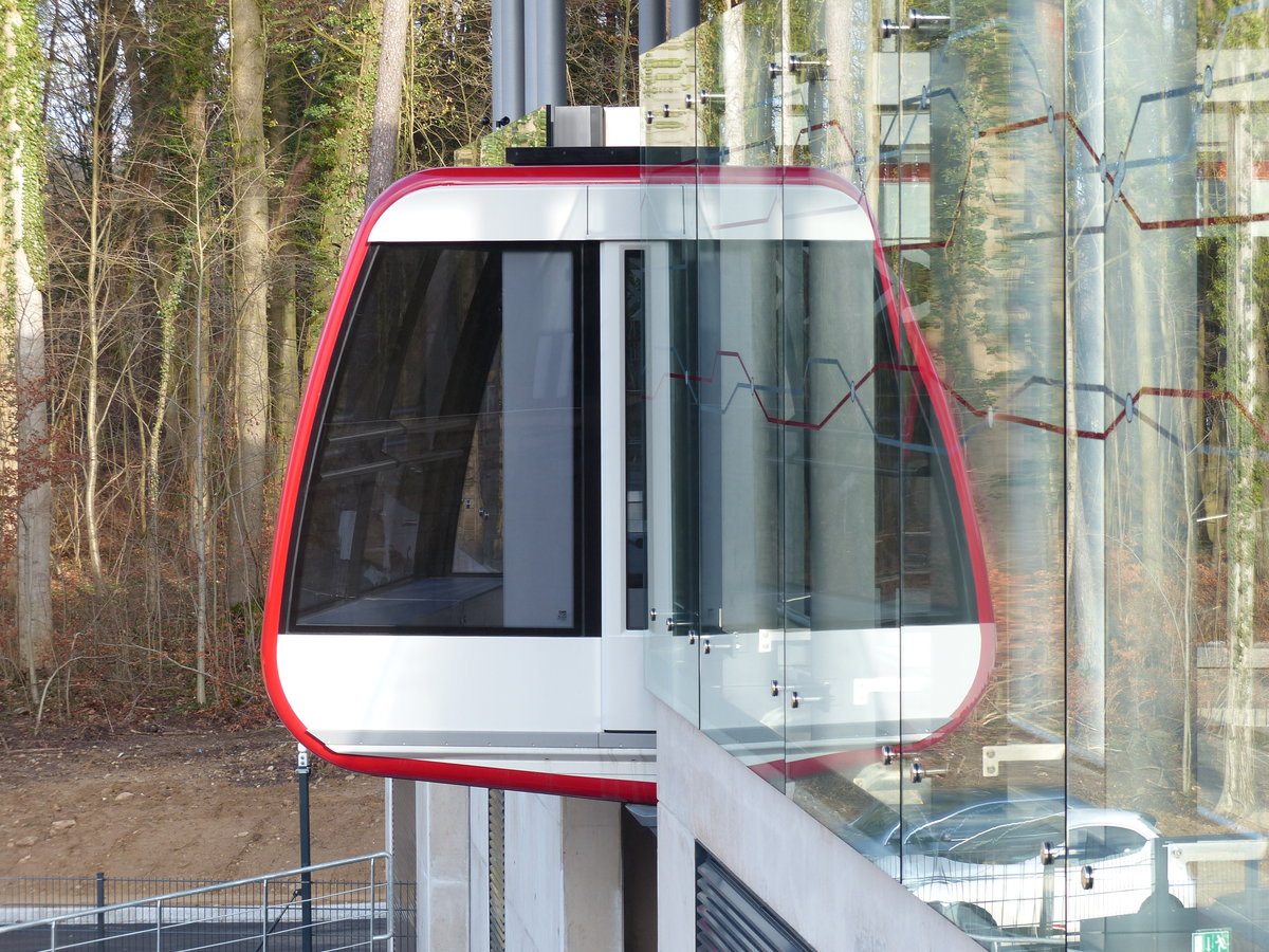 Herausragend - die Kabinen der Standseilbahn Luxemburg ragen leicht aus der bergseitigen Station heraus. Wegen Wartungsarbeiten - Techniker arbeiteten direkt hinter dem Fahrzeug - am 28.12.2017 ein wenig mehr als sonst.