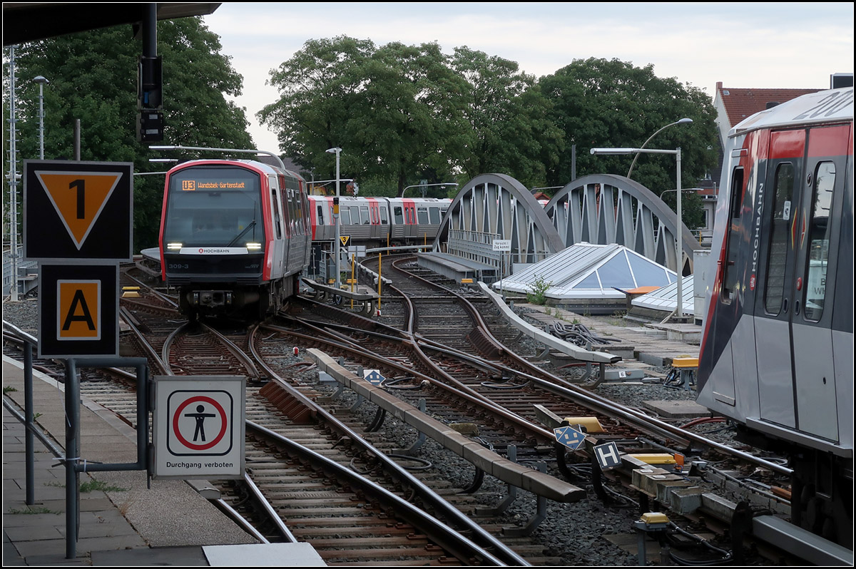 Herausschlängeln -

Ein U-Bahnzug schlängelt sich am Bahnhof Barmbek aus der Wendeanlage um dann sein Fahrt auf der Hamburger U3 in Richtung Wandsbek-Gartenstadt anzutreten.

17.08.2018 (M)