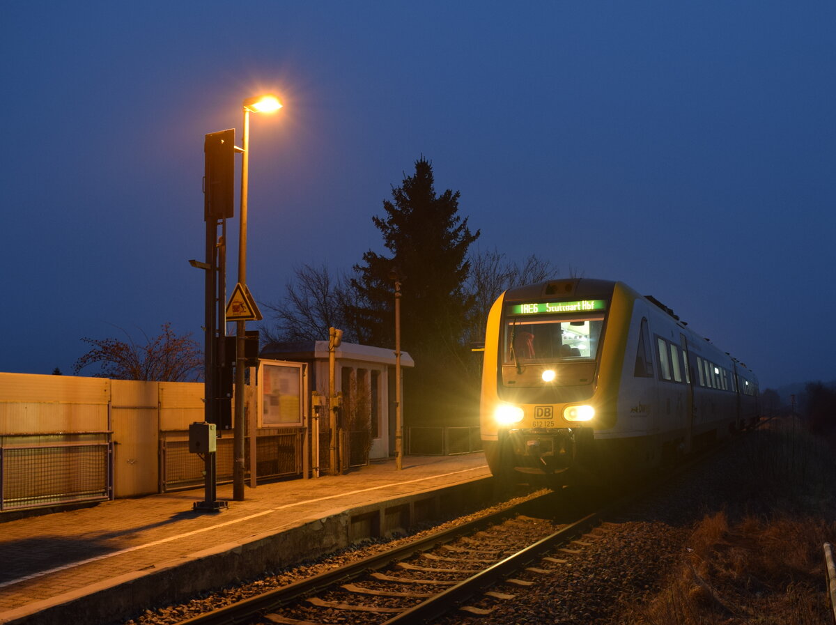 Herbertingen Ort am 25.01.2022 mit 612 125 als IRE Richtung Sigmaringen (-Stuttgart Hbf).