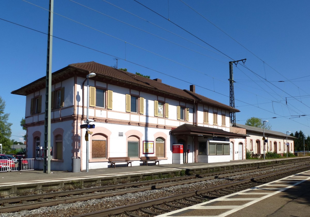 Herbolzheim, der Bahnhof an der Rheintalbahn, von der Gleisseite, Juli 2014