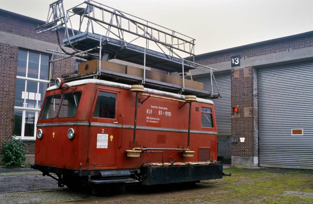 Herbst 1984: Schwerkleinwagen Robel Klv 61-9110 (DB) vor dem Bahnbetriebswerk Heidelberg. 30 St�ck wurden von diesem Oberleitungsrevisionsfahrzeug in den 1950ern von der bayerischen Firma Robel gebaut.
