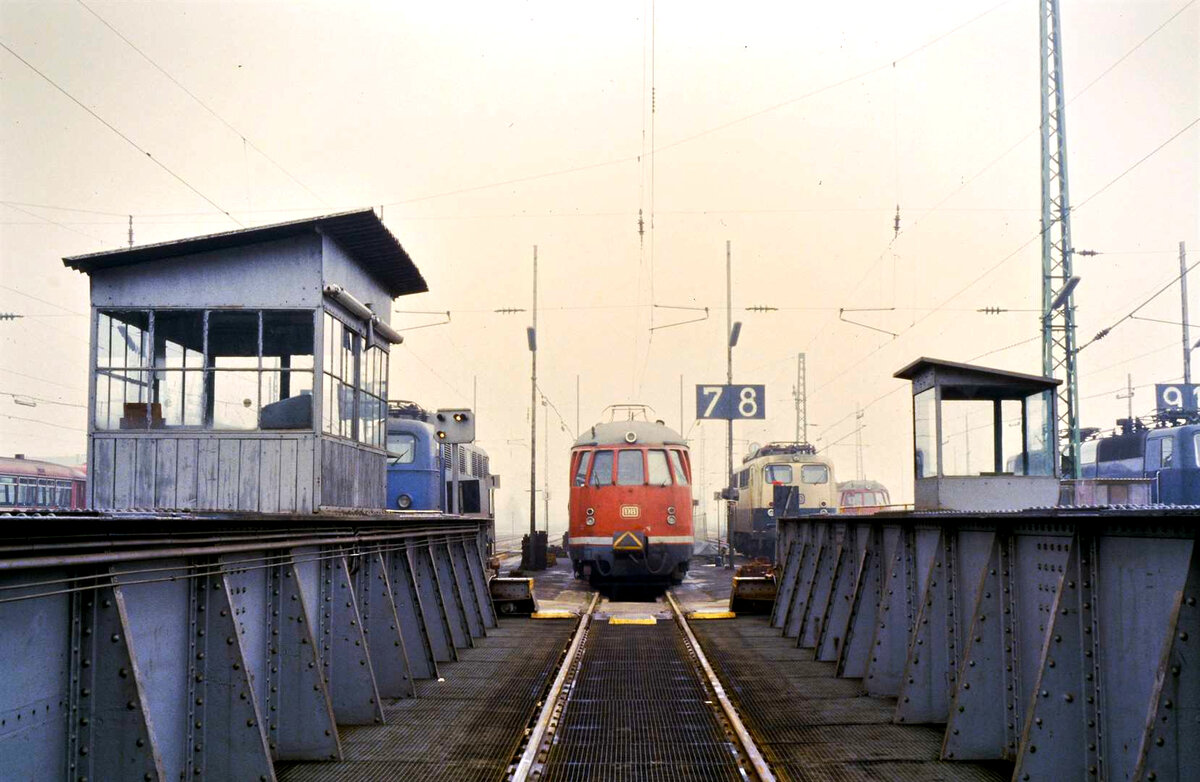 Herbst 1984: Zug der DB-Baureihe 456 vor der Drehscheibe des Bahnbetriebswerks Heidelberg