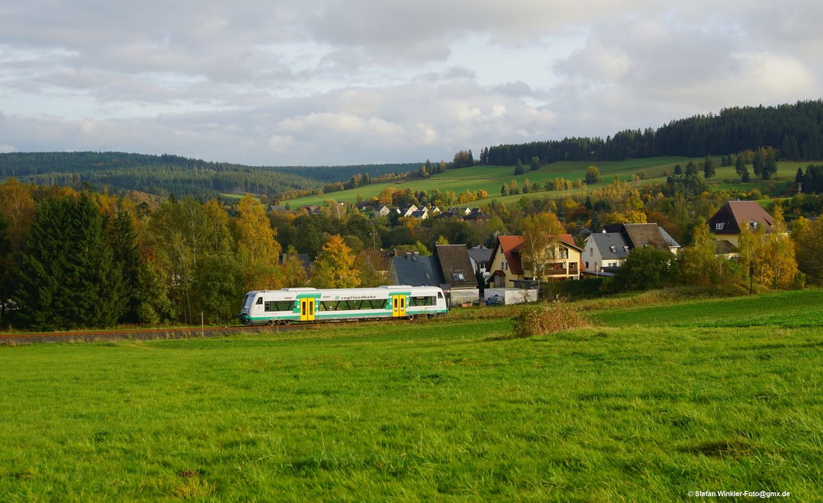 Herbst 2017, Agilis hat etwas Fahrzeugnotstand und die Vogtlandbahn hilft aus. Hier fährt der VGB Vt vor dem Ortsbild von Marxgrün nach Hof. 13.10.2017.