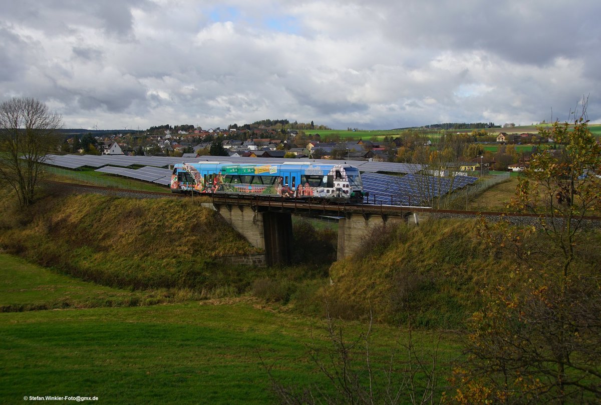 Herbst 2017 mit Fahrzeugknappheit bei Agilis. VBG hilft aus und schickt den Vogtland-Werbetriebwagen nach Oberfranken zur Aushilfe. Hier am 27.10.2017 bei Köditz.