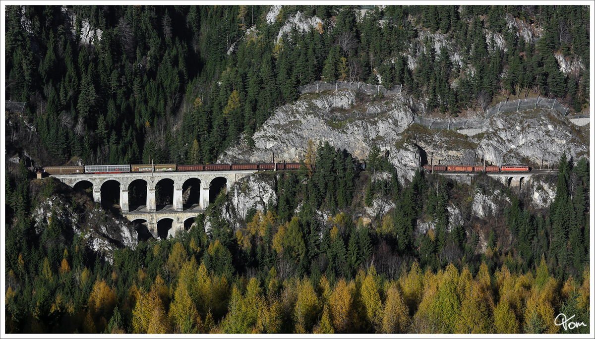 Herbst am Zauberberg - 1142.567 fährt mit dem Güterzug 56256, über das Krausel Klause Viadukt, nahe Breitenstein. 
8.11.2013
