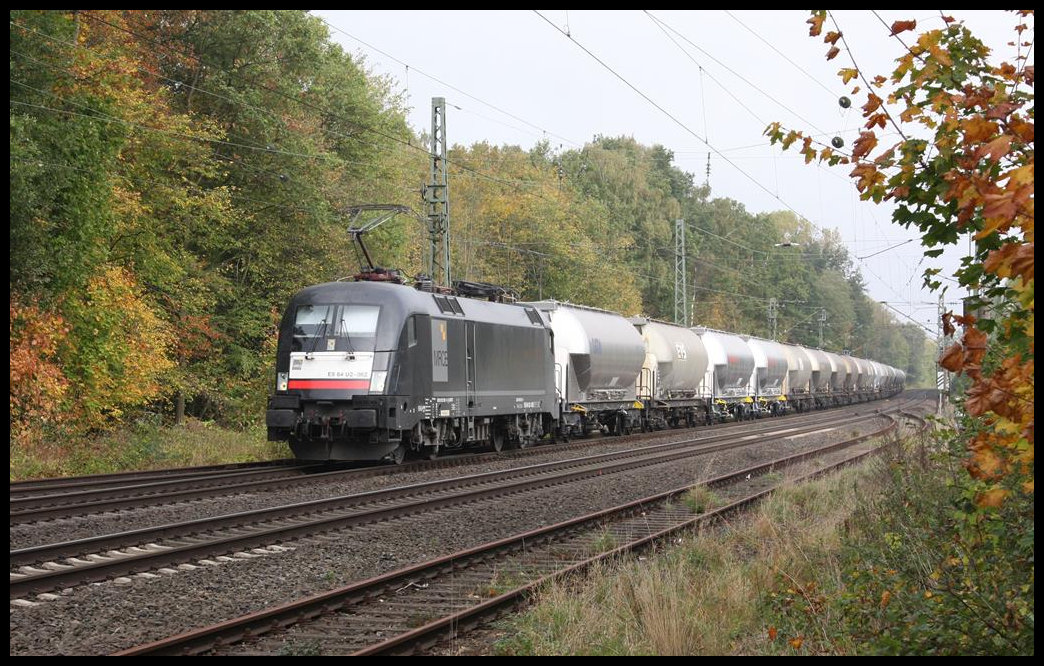 Herbst auf der Rollbahn! - MRCE ES64U2-062 kam am 18.10.2018 um 11.03 Uhr mit einem modernen Kesselwagen Zug daher. Hier erreicht der Zug gerade in Richtung Ruhrgebiet fahrend den Bahnhof Natrup - Hagen.