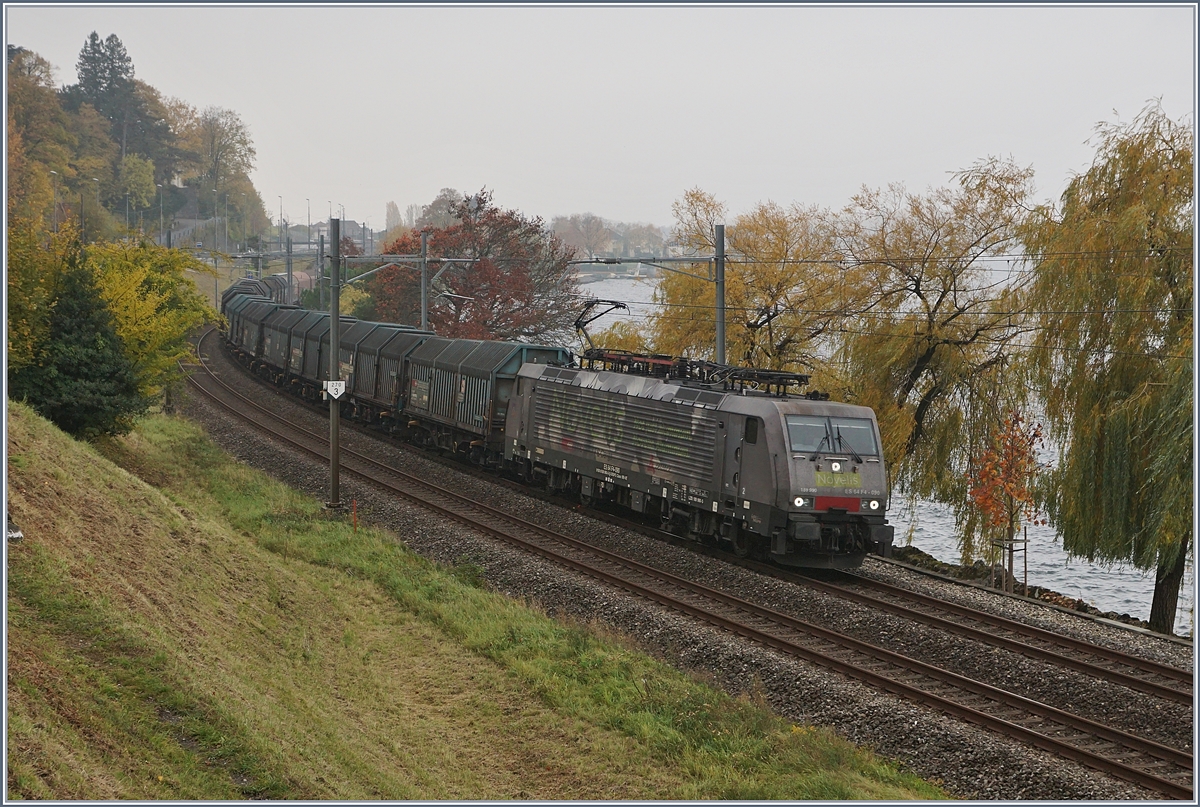 Herbst - und damit Nebel; dieser kam mir gerade recht, konnte doch so die sonst im Gegenlicht vorbei fahrende Novelis 189 990 mit ihrem Güterzug nach Göttingen kurz nach Villeneuve fotografiert werden.
6. Nov. 2018