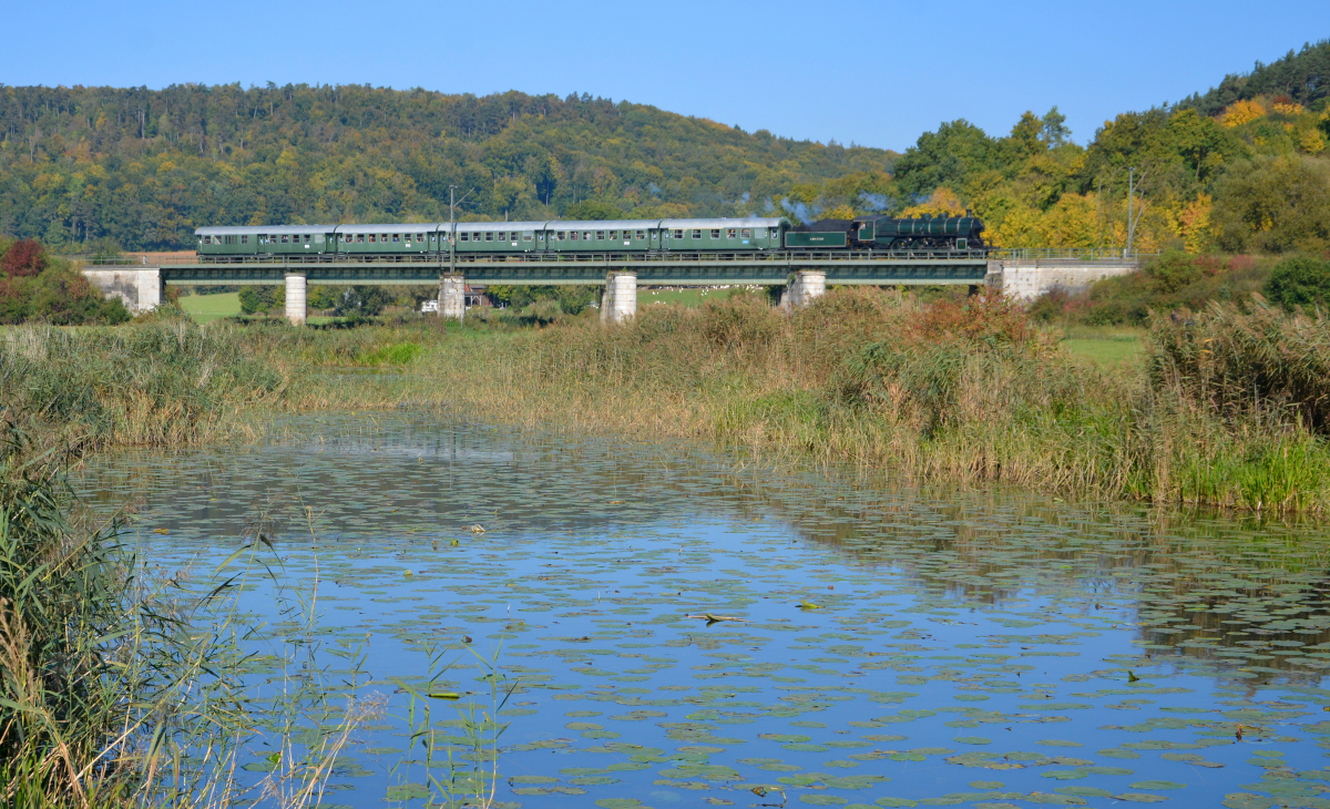 Herbst-Dampftage BEM Nördlingen: Auf der Fahrt von Nördlingen nach Harburg kommt S 3/6 3673 mit dem Museumszug schwungvoll über die Wörnitz-Brücke bei Hoppingen gerollt. 09.10.2021