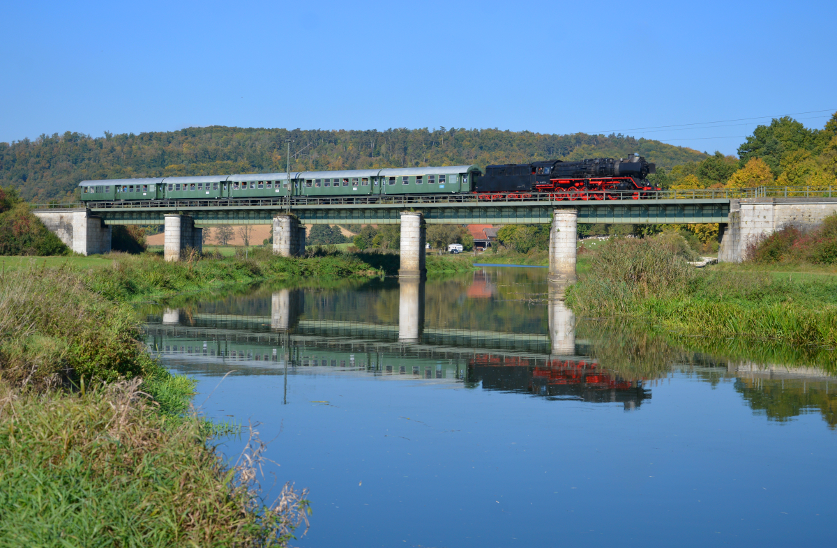 Herbst-Dampftage BEM Nördlingen: Auf der Fahrt von Nördlingen nach Harburg kommt 50 0072-4 mit dem Museumszug schwungvoll über die Wörnitz-Brücke bei Hoppingen gerollt. 10.10.2021