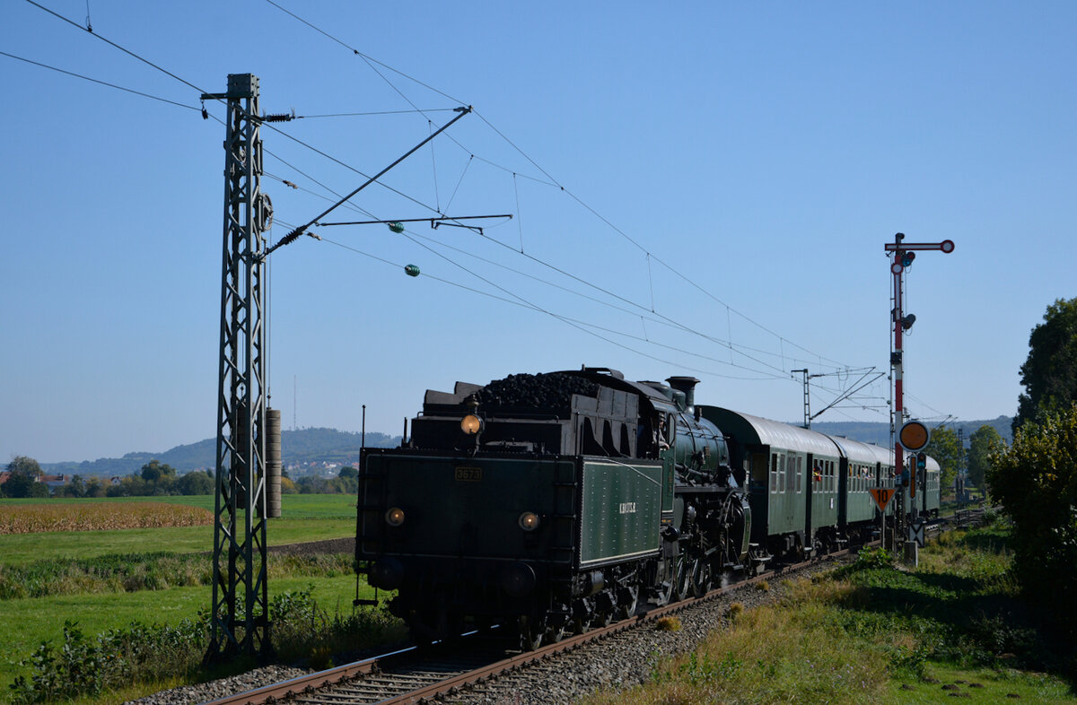Herbst-Dampftage BEM Nördlingen: Auf der Rückfahrt von Harburg nach Nördlingen kommt S 3/6 3673 Tender voraus mit dem Museumszug am nördlichen Esig von Möttingen vorbei. 09.10.2021