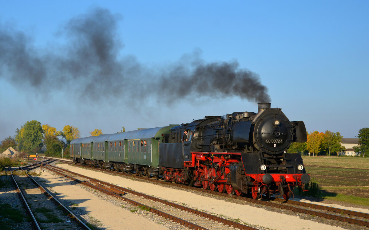 Herbst-Dampftage BEM Nördlingen: Die Dampflok 50 0072-4 kommt mit dem Seenland-Express an der reaktivierten Ladestelle in Dürrenzimmern vorbei. 09.10.2021
