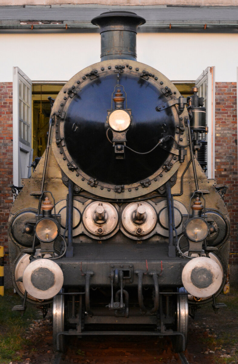 Herbst-Dampftage BEM Nördlingen: Porträt einer über 100-jährigen Dampflokomotive, die S 3/6 3673 (Baujahr 1918) ruht sich im Lokschuppen des Bayerischen Eisenbahnmuseums aus. 09.10.2021