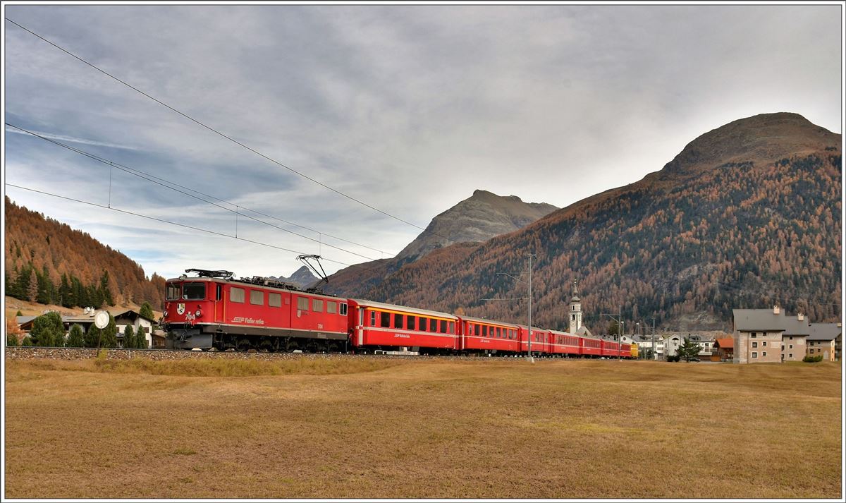 Herbst im Engadin am Eingang zum Val Bever Richtung Spinas. RE1148 mit Ge 6/6 II 704  Davos . (02.11.2016)