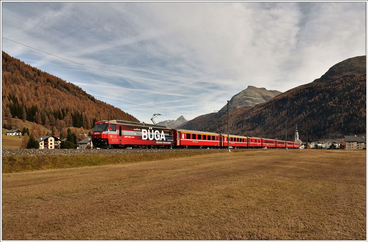 Herbst im Engadin am Eingang zum Val Bever Richtung Spinas. RE1144 mit Ge 4/4 III 646  Sta.Maria/Val Müstair .  (02.11.2016)