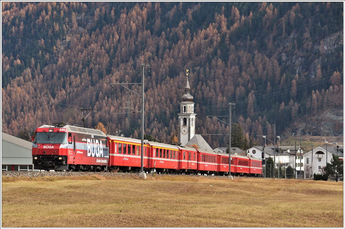 Herbst im Engadin am Eingang zum Val Bever Richtung Spinas. RE1144 mit Ge 4/4 III 646  Sta.Maria/Val Müstair  und die Kirche von Bever. (02.11.2016)