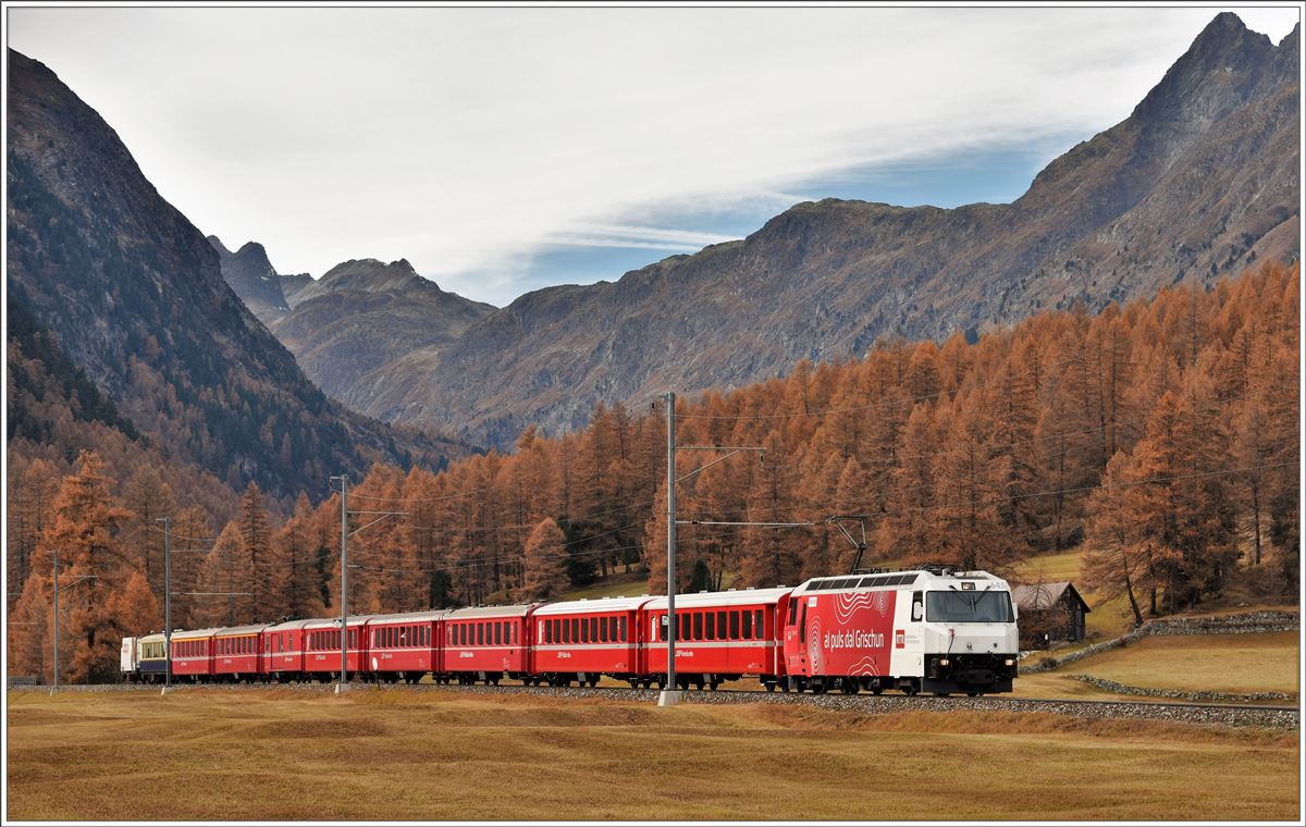 Herbst im Engadin am Eingang zum Val Bever. RE1137 mit Ge 4/4 III 645  Tujetsch  kommt vom Albulatunnel herunter Richtung Bever. (02.11.2016)