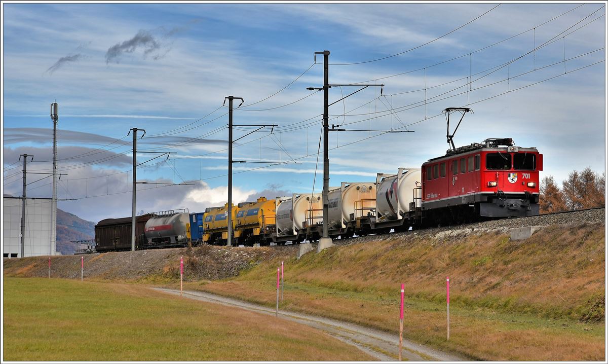 Herbst im Engadin bei Bever. Güterzug mit Ge 6/6 II 701  Raetia  auf dem Weg nach Samedan. (02.11.2016)