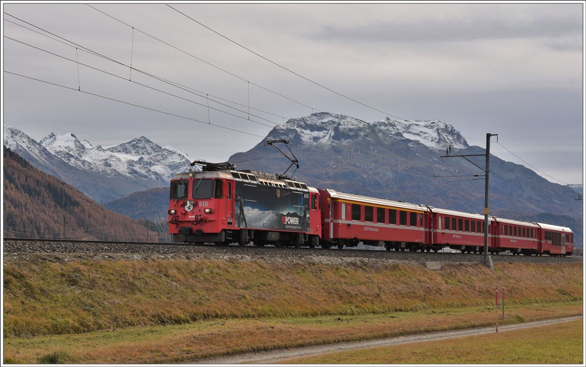 Herbst im Engadin bei Bever. R1948 nach Scuol-Tarasp mit Ge 4/4 II 615  Klosters . (02.11.2016)