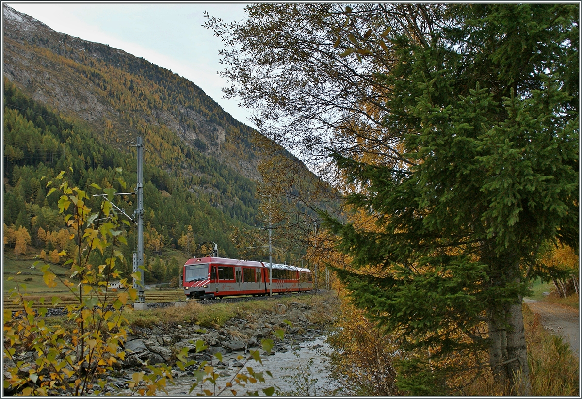 Herbst im Mattertal: ein  Zermatt-Shuttle  auf dem Weg nach Tsch. 
21. Oktober 2013